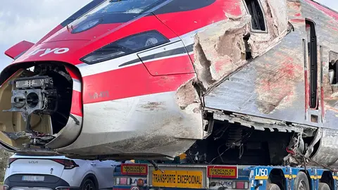 Uno de los vagones del Iryo accidentado en Adamuz es transportado por una gr&uacute;a, a 23 de enero de 2026, en Audaz, C&oacute;rdoba
- Europa Press
