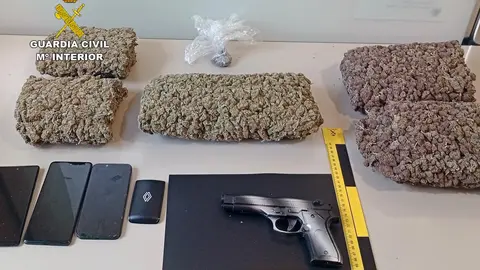 Droga y una pistola de juguete figuran entre los efectos intervenidos
- GUARDIA CIVIL