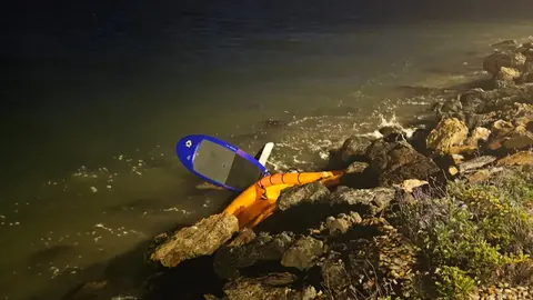 Tabla de wingfloid hallada en Playa Chica, en La Manga del Mar Menor (foto: La 7)