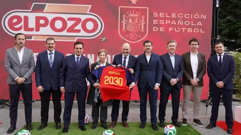 Directivos de la RFEF y de El Pozo Alimentaci&oacute;n, durante la presentaci&oacute;n del acuerdo entre ambas organizaciones
- CARM