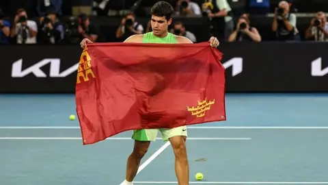 Carlos Alcaraz con la bandera de la Regi&oacute;n de Murcia