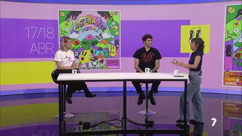 Entrevista a Javi Sierra, director del Festival Costera Sur, y la ilustradora Isa Muguruza en Las Noticias de la Noche, con Laura Mart&iacute;nez (foto: La 7)