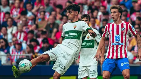 Rodri Mendoza, jugando un partido con el Elche contra el Atl&eacute;tico de Madrid (foto: Agencias)