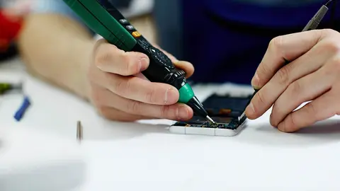 Reparaci&oacute;n de m&oacute;viles en Madrid: C&oacute;mo resucitar tu smartphone sin morir en el intento
