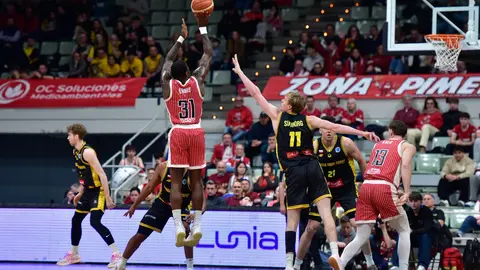 El jugador del UCAM Dylan Ennis lanza a canasta en el partido ante el Trefl Sopot (92-66)