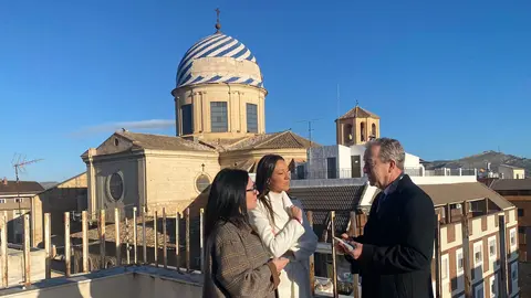 La consejera Carmen Conesa y la alcaldesa de Yecla, Remedios Lajara, con el arquitecto del Obispado, Juan de Dios de la Hoz, y la c&uacute;pula de la Bas&iacute;lica al fondo.