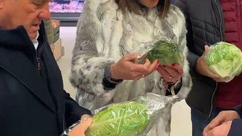 Imagen de la consejera Sara Rubira visitando un supermercado en Berl&iacute;n junto a representantes de organizaciones del sector agroalimentario regional.