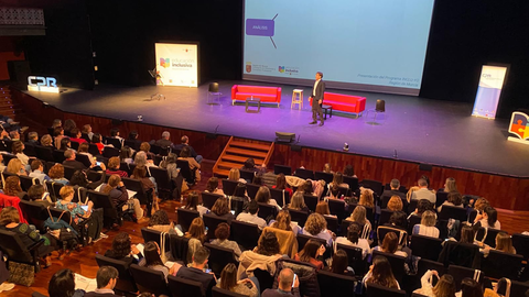 1.700 profesionales de la ense&ntilde;anza se dar&aacute;n cita el lunes y el martes, 9 y 10 de febrero, en el II Congreso de educaci&oacute;n inclusiva &lsquo;Inclu-YO&rsquo; que contar&aacute; con ponentes de reconocido prestigio como Coral Elizondo, Mar Romera y Catherine L&rsquo;Ecuyer.

Durante el congreso se tratar&aacute; sobre orientaci&oacute;n educativa, liderazgo pedag&oacute;gico, metodolog&iacute;as activas, como el aprendizaje basado en proyectos, el aprendizaje cooperativo, el Dise&ntilde;o Universal para el Aprendizaje y la respuesta educativa multinivel. 

Adem&aacute;s, los centros CEIP Fil&oacute;sofo S&eacute;neca (Madrid), Escola Cam&iacute; del Cros (Matar&oacute;-Barcelona), CEIP San Isidro (Tomelloso-Ciudad Real), CEIP Nuestra Se&ntilde;ora del Carmen (Isla Cristina-Huelva) y el CEIP Nuestra Se&ntilde;ora del Amparo (Dos Hermanas-Sevilla) expondr&aacute;n sus experiencias.

Adem&aacute;s de Coral Elizondo, Mar Romera y Catherine L&rsquo;Ecuyer, entre los ponentes se encuentran Esther Roca, Sergi Luque, Juli&aacute;n Palaz&oacute;n, Pedro Mond&eacute;jar, Javier J. Maquil&oacute;n, Xuxo Ruiz, Juan Jos&eacute; Vergara, Paula M&iacute;nguez, Antonio M&aacute;rquez y Javier Vicente Hormigos.

El consejero de Educaci&oacute;n y Formaci&oacute;n Profesional, V&iacute;ctor Mar&iacute;n, destac&oacute; &ldquo;el r&eacute;cord de participaci&oacute;n de este congreso, que se ha convertido en una cita imprescindible para la educaci&oacute;n inclusiva, y es un espacio de encuentro y reflexi&oacute;n que impulsa en los centros educativos procesos de transformaci&oacute;n e innovaci&oacute;n, lo que favorece entornos inclusivos, una ense&ntilde;anza personalizada y el ejercicio efectivo del derecho a la educaci&oacute;n de todo el alumnado&rdquo;. 

El congreso est&aacute; organizado por la Consejer&iacute;a de Educaci&oacute;n y Formaci&oacute;n Profesional, a trav&eacute;s del Centro de Profesores y Recursos.

Este evento forma parte del programa &lsquo;Inclu-YO&rsquo;, puesto en marcha el pasado curso por la Consejer&iacute;a, en el que participan 280 centros educativos de Infantil y Primaria, y que consiste en generar un proceso de transformaci&oacute;n e innovaci&oacute;n educativa en los centros que permita promover la inclusi&oacute;n y eliminar las barreras que impiden el acceso, la participaci&oacute;n y el aprendizaje del alumnado que presenta necesidades educativas. &lsquo;Inclu-YO&rsquo; pretende mejorar los resultados de &eacute;xito educativo dando respuesta a la diversidad del alumnado. La inversi&oacute;n en este proyecto es de seis millones de euros, 1,5 millones anuales hasta 2027.

El programa, que se inici&oacute; como experiencia piloto el pasado a&ntilde;o en 200 centros, se ha implantado este curso en 80 centros m&aacute;s y progresivamente se incorporar&aacute; al resto de centros educativos no universitarios. Los participantes firman un contrato-programa con la Consejer&iacute;a para comprometerse a impulsar los procesos de transformaci&oacute;n y de innovaci&oacute;n educativa que persigue el programa.

La Regi&oacute;n es referente nacional en pol&iacute;ticas en materia de atenci&oacute;n a la diversidad y, seg&uacute;n datos del Ministerio de Educaci&oacute;n, es la tercera comunidad de Espa&ntilde;a que m&aacute;s apoyo presta a alumnos con necesidades educativas especiales y dificultades espec&iacute;ficas de aprendizaje.