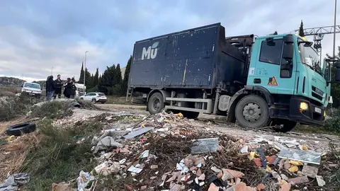 Un cami&oacute;n junto a uno de los vertederos ilegales en Ba&ntilde;os y Mendigo
- AYUNTAMIENTO DE MURCIA