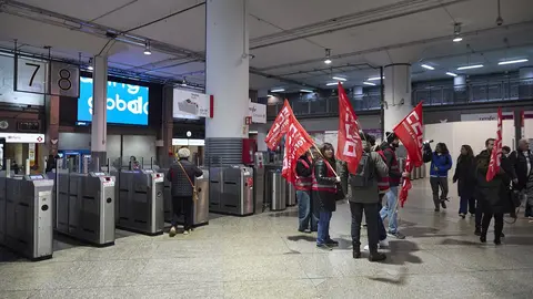 Piquete informativo de CCOO durante la primera jornada de la huelga ferroviaria, en la estaci&oacute;n de tren Madrid-Puerta de Atocha-Almudena Grandes, a 9 de febrero de 2026 (foto: EP)