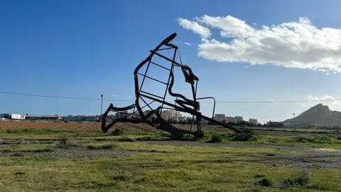 El viento derriba al camello de La Manga (foto: ROM Murcia)