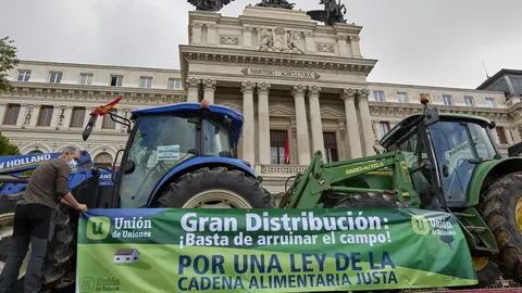 Archivo - Dos tractores sobre el remolque de un cami&oacute;n, durante una concentraci&oacute;n para que las ayudas a la Pol&iacute;tica Agr&iacute;cola Com&uacute;n (PAC)
- Jes&uacute;s Hell&iacute;n - Europa Press - Archivo