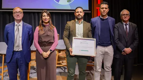 Rub&eacute;n Calzado y Rafa Garc&iacute;a, responsables del proyecto, recogiendo el galard&oacute;n