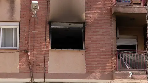 Vivienda de Alguazas tras la extinci&oacute;n de un incendio en su interior (foto: La 7)