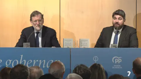Mariano Rajoy presenta su nuevo libro en Murcia, junto a L&oacute;pez Miras (foto: La 7)