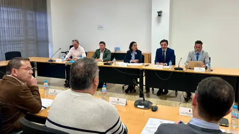 La consejera Sara Rubira y el consejero Jorge Garc&iacute;a Montoro, durante la reuni&oacute;n mantenida con representantes de las Cofrad&iacute;as de Pescadores de la Regi&oacute;n de Murcia.