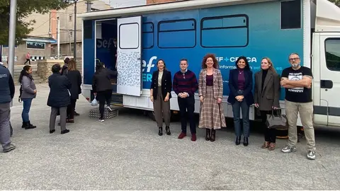 La directora general del Servicio de Empleo y Formaci&oacute;n, Pilar Valero, visita, junto con el alcalde de Lorqu&iacute;, Joaqu&iacute;n Hern&aacute;ndez, la oficina m&oacute;vil 'SEF+Cerca'.