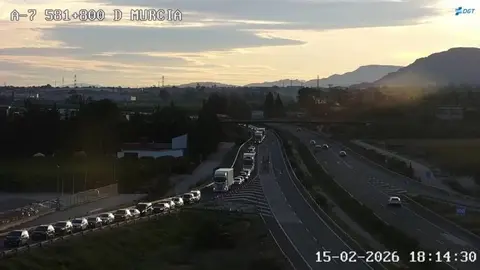 La autov&iacute;a A-7 est&aacute; registrado retenciones, en el punto kilom&eacute;trico 585, a la altura de la Ermita de Bel&eacute;n (foto: DGT)