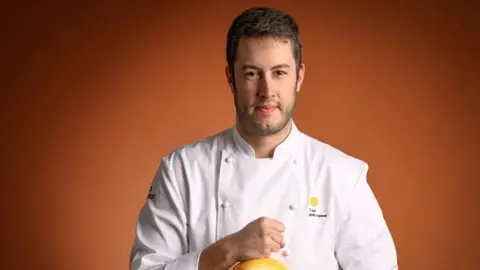 El chef del restaurante Barahonda de Yecla, Alejandro Iba&ntilde;ez, con el segundo Sol de Repsol conseguido (foto: Repsol)