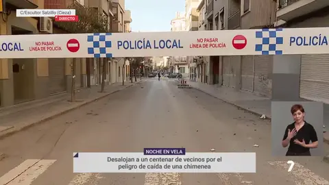 Un centenar de vecinos han tenido que ser desalojados ante la posible ca&iacute;da de una chimenea en Cieza (foto: La 7)