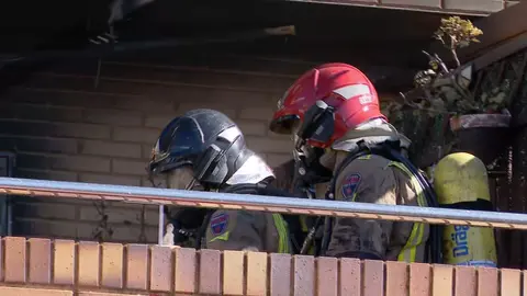 Bomberos sofocando el incendio (foto: La 7)