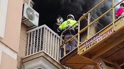 Los operarios de una gr&uacute;a salvan la vida a dos mujeres en el incendio de una vivienda en &Aacute;guilas (foto: La 7)
