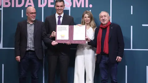 (I-D) El secretario general de CCOO, Unai Sordo; el presidente del Gobierno, Pedro S&aacute;nchez; la vicepresidenta segunda y ministra de Trabajo, Yolanda D&iacute;az, y el secretario general de UGT, Pepe &Aacute;lvarez, en la firma del acuerdo del SMI de 2026 (foto: EP)