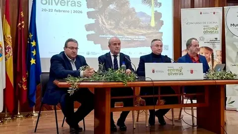 Imagen del secretario general de la Consejer&iacute;a de Agua, Agricultura, Ganader&iacute;a y Pesca, Francisco Gonz&aacute;lez Zapater, junto al alcalde de Moratalla, Juan Pascual Soria, durante la inauguraci&oacute;n de 'Moratalla Entre Oliveras'.