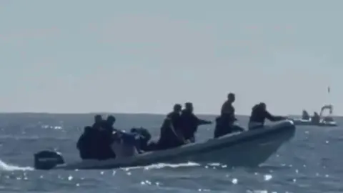 Patera desembarcando en San Pedro del Pinatar este s&aacute;bado