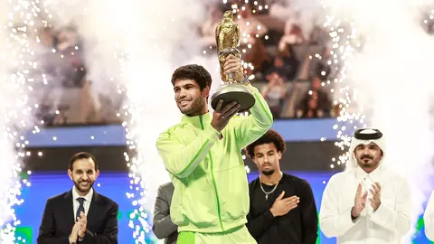 Carlos Alcaraz levanta el trofeo del ATP 500 de Doha (Catar) | Foto: ATP