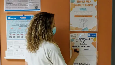 La Unidad de Neonatos del Hospital Infantil de la Arrixaca ha puesto en marcha una escuela de madres, padres y personas cuidadoras para acompa&ntilde;ar a las familias tras el alta de sus beb&eacute;s
- CARM
