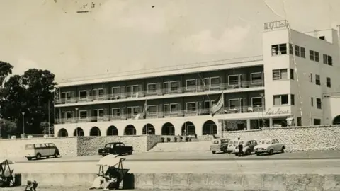 Imagen del antiguo hotel Los Arcos antes de su reconversi&oacute;n en hospital