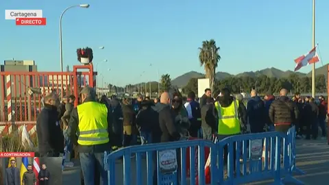 Trabajadores a las puertas de Sabic (foto: La 7)