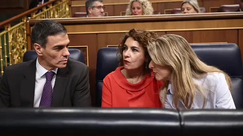 (I-D) El presidente del Gobierno, Pedro S&aacute;nchez; la vicepresidenta primera y ministra de Hacienda, Mar&iacute;a Jes&uacute;s Montero, y la vicepresidenta segunda y ministra de Trabajo y Econom&iacute;a Social, Yolanda D&iacute;az, durante una sesi&oacute;n de control al Gobierno, en el Con
- Eduardo Parra - Europa Press