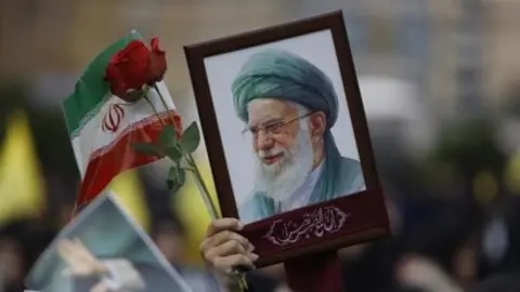 Miles de personas marchan en el sur de Beirut tras un llamamiento de Hezbol&aacute;, expresando dolor tras el asesinato del l&iacute;der supremo de Ir&aacute;n, Al&iacute; Jamenei (foto: EP)