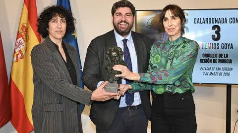 L&oacute;pez Miras recibe al equipo de la pel&iacute;cula 'Sorda' tras sus tres Goya: "Sois orgullo de Regi&oacute;n"