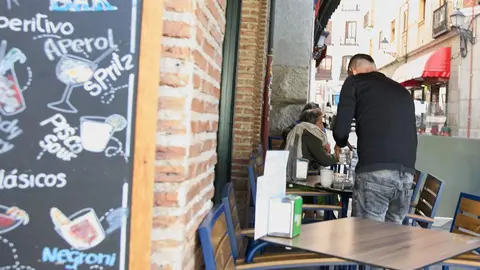 Un camarero durante su jornada laboral (foto: EP)