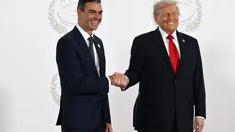 Archivo - El presidente del Gobierno, Pedro S&aacute;nchez (i) saluda al presidente de Estados Unidos, Donald Trump (d), antes de la ceremonia de firma del plan de paz para Oriente Pr&oacute;ximo, a 13 de octubre de 2025, en Egipto.
- Pool Moncloa/Borja Puig de la Bellacasa - Archivo