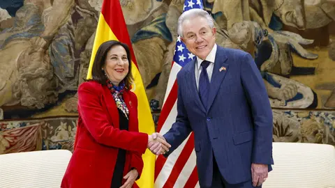 La ministra de Defensa, Margarita Robles, mantuvo el mi&eacute;rcoles 4 de marzo una reuni&oacute;n con el embajador de los Estados Unidos de Am&eacute;rica, Benjam&iacute;n Le&oacute;n Jr., en la sede del Ministerio (foto: EP)
