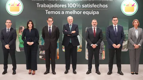 Juan Roig y los miembros del Comit&eacute; de Direcci&oacute;n de Mercadona tras la celebraci&oacute;n de la rueda de prensa en la que se han dado a conocer los hitos  conseguidos por la compa&ntilde;&iacute;a en 2025 (foto: Mercadona)