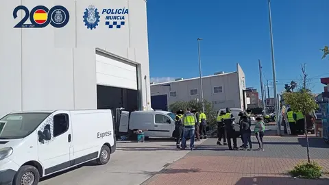 Operaci&oacute;n de la Polic&iacute;a Nacional, la Polic&iacute;a Local de Murcia y la Inspecci&oacute;n de Trabajo y Seguridad Social contra la explotaci&oacute;n laboral en una nave de paqueter&iacute;a de la pedan&iacute;a murciana de El Palmar
- POLIC&Iacute;A NACIONAL
