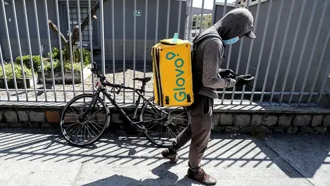 Un repartidor de Glovo, en una imagen de archivo (foto: Agencias)