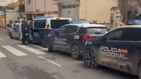 Al menos cuatro detenidos en un operativo policial contra robos violentos en viviendas en Cartagena (foto: La 7)