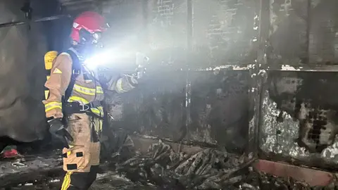 Un hombre ha sido trasladado al hospital por inhalaci&oacute;n de humo tras el fuego declarado en una nave del Camino de Sax, que gener&oacute; una gran columna de humo visible desde distintos puntos del municipio yeclano (foto: 112)