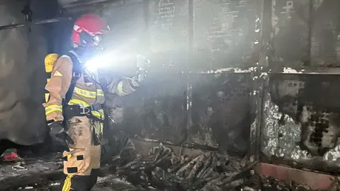 Un incendio en una nave de pinturas de Yecla deja tres heridos