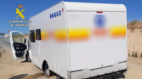 Autocaravana abandonada en la A-7 (foto: GC)