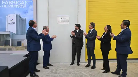 El presidente de la Comunidad, Fernando L&oacute;pez Miras, en la inauguraci&oacute;n de la nueva f&aacute;brica de piensos de la cooperativa Alimentos del Mediterr&aacute;neo (Alimer) | (foto: CARM)