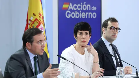 La ministra de Seguridad Social, Inclusi&oacute;n y Migraciones y portavoz del Gobierno, Elma Saiz (c), junto al ministro de Econom&iacute;a, Comercio y Empresa, Carlos Cuerpo (d) y el ministro de Asuntos Exteriores, Uni&oacute;n Europea y Cooperaci&oacute;n, Jos&eacute; Manuel A
