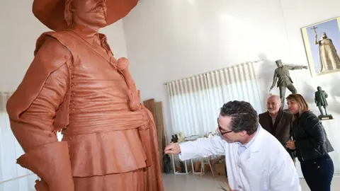 La alcaldesa, Noelia Arroyo, y el escritor cartagenero Arturo P&eacute;rez-Reverte visitan en Toledo el taller del escultor Salvador Amaya