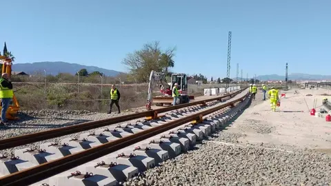 Imagen del inicio de los trabajos de montaje de v&iacute;a en el tramo de alta velocidad entre Murcia y Almer&iacute;a